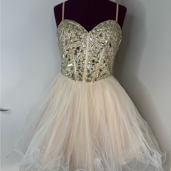 Dave & Johnny Dresses & Skirts - Dave & Johnny Cream Satin Gown